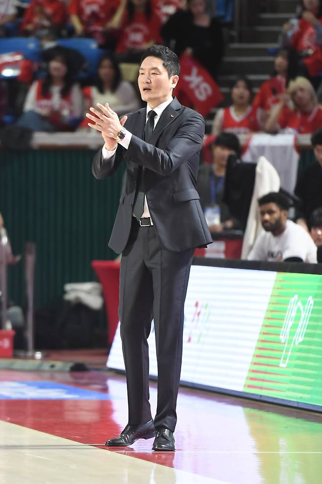 전희철 서울 SK 감독. 한국농구연맹 제
