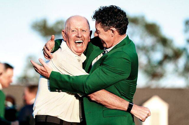 마스터스 우승 직후 아버지 게리와 포옹하는 로리 매킬로이. AP연합뉴스