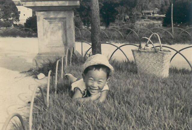 김동해 비전케어 이사장이 4살 때 서울의 한 공원 잔디밭에서 놀고 있는 모습.