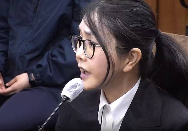 김건희 여사가 13일 서울 서초구 서울중앙지법 형사합의33부(이진관 부장판사) 심리로 열린 박성재 전 법무부 장관의 내란 중요임무 종사 혐의 사건의 속행 공판에 증인으로 출석해 증언하고 있다. 서울중앙지법 제공