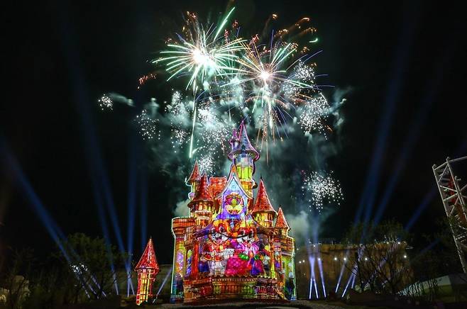 불꽃놀이 with 'GLorry Lights'.