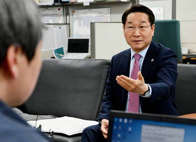 유정복 인천시장이 13일 시청 기자실을 찾아 기자들의 질문에 답변하고 있다. 인천시 제공