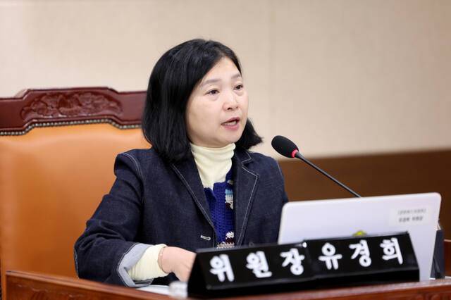 인천시의회 유경희 문화복지위원장(더불어민주당·부평구2)이 행정사무감사에서 질의하고 있다. 인천시의회 제공