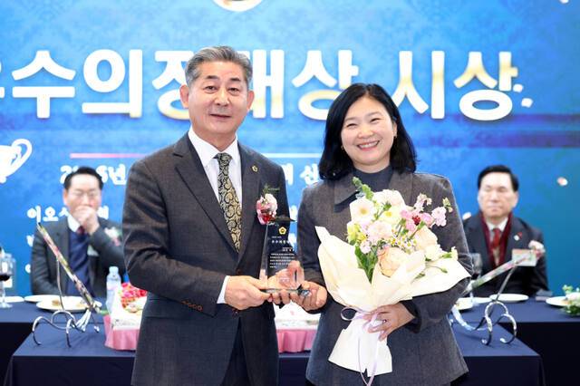 인천시의회 중앙홀에서 열린 2026년도 신년인사회에서 유경희 문화복지위원장(더불어민주당·부평구2)이 우수의정대상 시상식을 하고 있다. 인천시의회 제공
