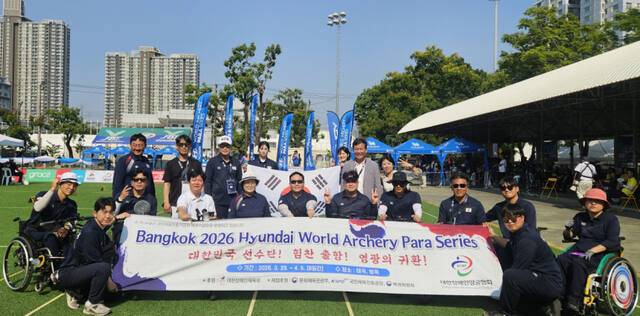 고광만 대한장애인양궁협회장이 태국 방콕에서 열린 2026 방콕 현대 월드 양궁 파라 시리즈에 참석, 참가 선수단과 기념촬영을 하고 있다. 대한장애인양궁협회 제공