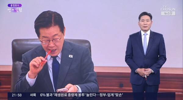 ▲윤정호 TV조선 앵커가 13일 뉴스9 윤정호의 앵커칼럼에서 대통령의 SNS는 천금처럼 무거워도 된다고 쓴소리하고 있다. 사진=TV조선 뉴스9 영상 갈무리