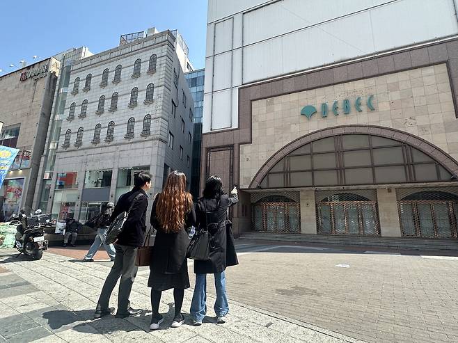 휑한 대구백화점 거리 지난 13일 진희원 영남대 객원교수(가운데)와 도묘연 계명대 연구교수(오른쪽), 취재진이 문을 닫은 후 5년 넘게 방치된 대구 동성로 대구백화점을 둘러보고 있다. 이곳은 한때 동성로의 상징적 건물이었지만 상권 침체 등 여파로 2021년 폐업했다. 대구 최희석 기자
