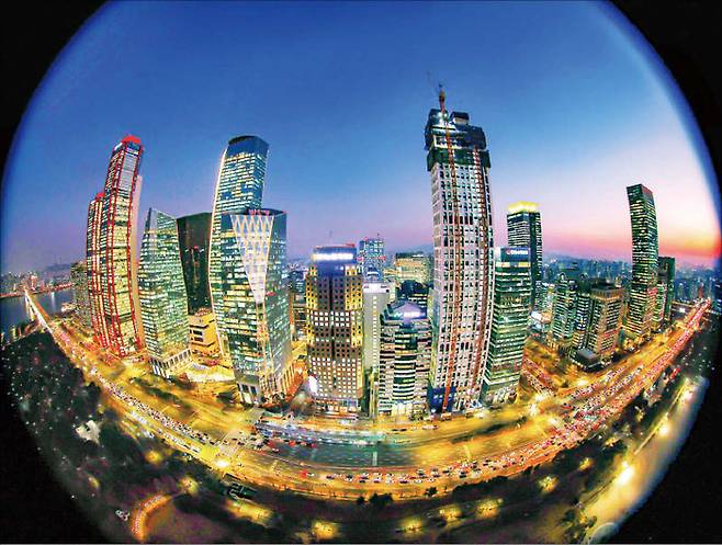 AI가 산업 패권으로 떠오른 시대, 반도체 등 제조업을 향한 증권가의 밸류에이션 판단도 달라지고 있다. (연합뉴스)