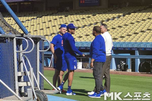 에드윈 디아즈가 14일(한국시간) 메츠와 홈경기를 앞두고 친정팀 메츠 구단 관계자들과 인사를 나누고 있다. 사진(美 로스앤젤레스)= 김재호 특파원