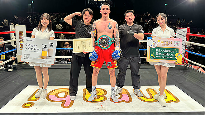 한국복싱커미션에 ‘백하소’라는 이름으로 등록된 제16회 하계아시안게임 동메달리스트 자르갈 오트곤자르갈이 2026년 4월 동양태평양복싱연맹 미들급 챔피언 등극 기념 촬영을 하고 있다. 왼쪽은 더원복싱짐 백승원 관장, 오른쪽은 기묘한상점 주성권 대표. 사진=더원프로모션 신홍균 대표 제공