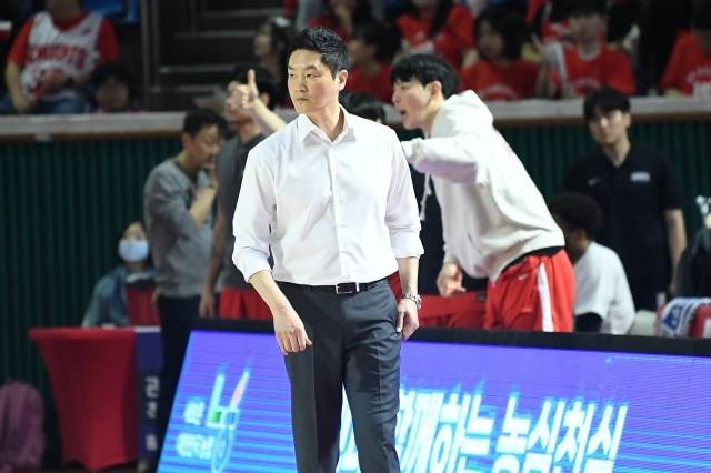 전희철 SK 감독은 패배 후 “우리 선수들은 준비한 걸 잘해줬다. 3쿼터가 이상할 정도로…. 전반은 준비한 플랜대로 잘 움직였다. 선수들은 잘했다고 본다”고 이야기했다. 그러면서 “앞으로 남은 경기를 잘 준비하겠다. 2연패를 한 만큼 가능성이 없다고 볼 수도 있지만 기회를 살릴 것이다. 잘 준비해서 다시 잠실로 돌아오겠다”고 덧붙였다. 사진=KBL 제공