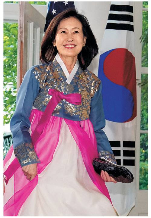 한국계인 스틸 지명자가 조 바이든 행정부 시절인 2023년 4월 26일 윤석열 전 대통령의 방미 당시 한복 차림으로 국빈 만찬에 참석하기 위해 백악관에 들어서는 모습. AP 연합뉴스