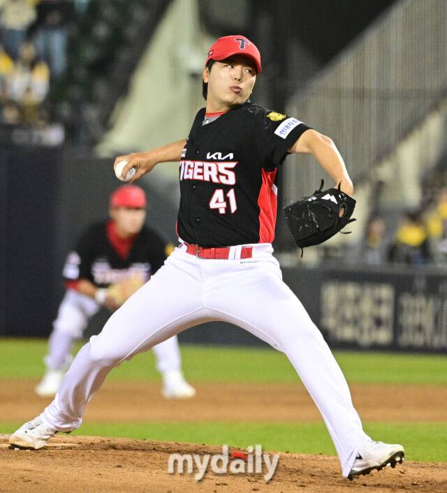 2026년 4월 1일 오후 서울 잠실구장에서 '2026 신한 SOL KBO리그' KIA 타이거즈와 LG 트윈스의 경기. KIA 황동하가 5회말 구원등판해 역투하고 있다./마이데일리
