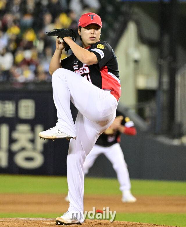 2026년 4월 1일 오후 서울 잠실구장에서 '2026 신한 SOL KBO리그' KIA 타이거즈와 LG 트윈스의 경기. KIA 황동하가 5회말 구원등판해 역투하고 있다./마이데일리