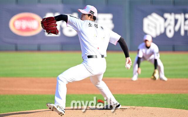 2026년 4월 11일 오후 경기도 수원KT위즈파크에서 열린 '2026 신한 SOL KBO리그' 두산 베어스와 KT 위즈의 경기. KT 선발투수 소형준이 역투하고 있다./마이데일리