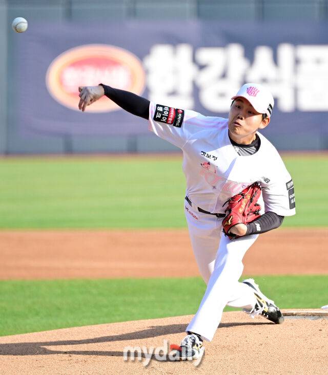 2026년 4월 11일 오후 경기도 수원KT위즈파크에서 열린 '2026 신한 SOL KBO리그' 두산 베어스와 KT 위즈의 경기. KT 선발투수 소형준이 역투하고 있다./마이데일리