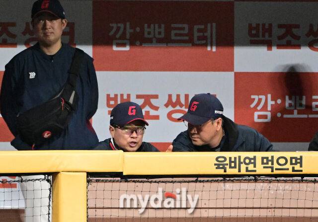 롯데 김태형 감독이 안우진의 투구를 지켜보며 코치와 이야기를 나누고 있다 / 고척 = 유진형 기자 zolong@mydaily.co.kr