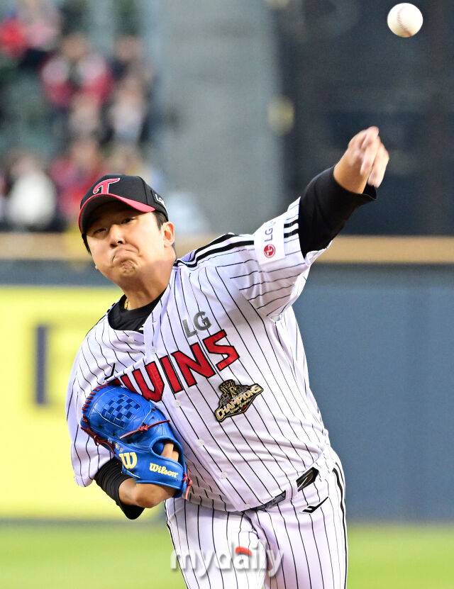 2026년 4월 1일 오후 서울 잠실구장에서 '2026 신한 SOL KBO리그' KIA 타이거즈와 LG 트윈스의 경기가 열렸다.LG 선발투수 송승기가 역투하고 있다./마이데일리