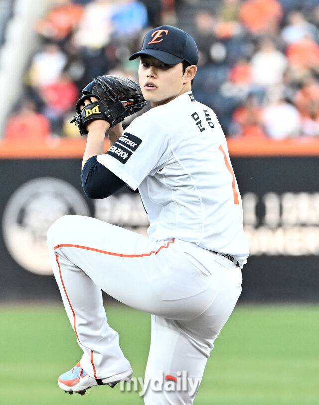 14일 오후 대전 한화생명볼파크에서 진행된 '2026 프로야구 KBO리그' 한화이글스와 삼성 라이온즈의 경기. 한화 문동주가 선발등판해 역투하고 있다./대전 = 송일섭 기자