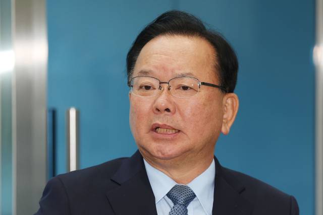 ▲더불어민주당의 대구시장 후보로 확정된 김부겸 전 국무총리가 지난 9일 오전 대구 서구 대구시선거관리위원회에서 오는 6월 3일에 치러지는 제9회 전국동시지방선거의 대구시장 예비 후보자로 등록한 뒤 기자들의 질문에 답하고 있다. ⓒ연합뉴스