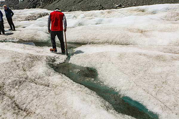 빙하 가이드의 안전상태 확인.