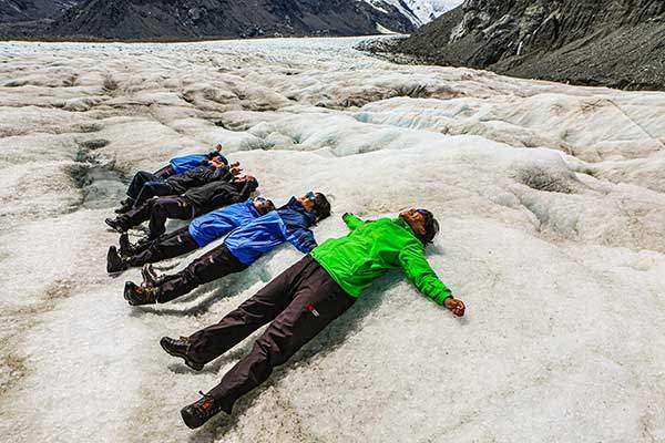 파헤쳐진 빙하와 함께 지쳐버린 탐방객들.