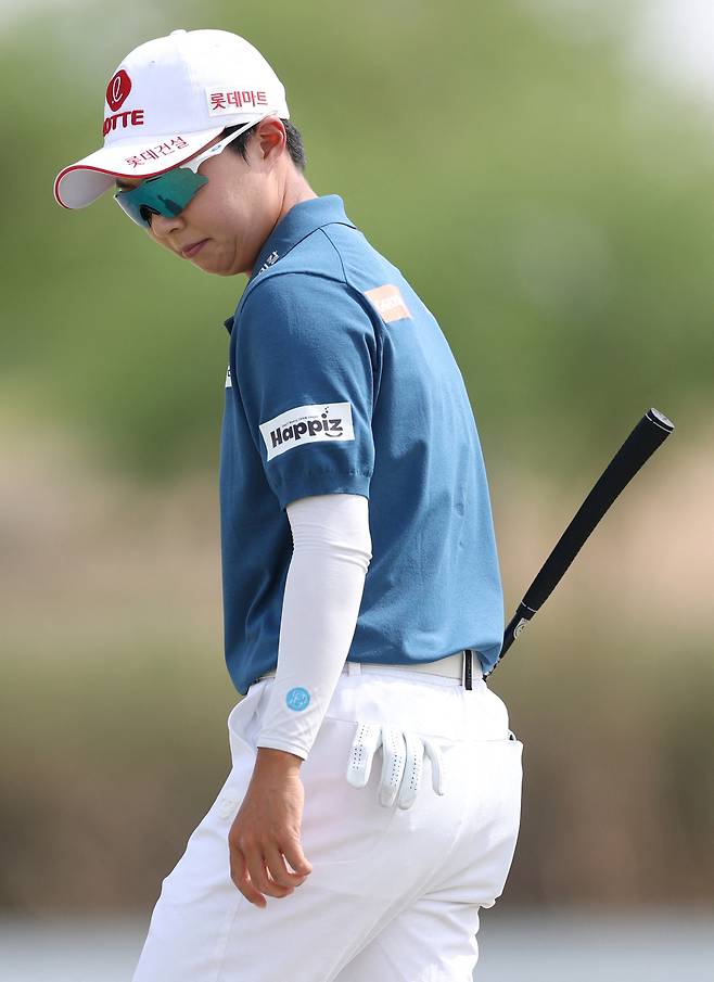 그린 경사를 파악하고 있는 김효주. 사진 제공=AFP연합뉴스