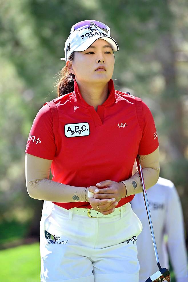 퍼팅 후 그린을 벗어나고 있는 고진영. 사진 제공=AFP연합뉴스