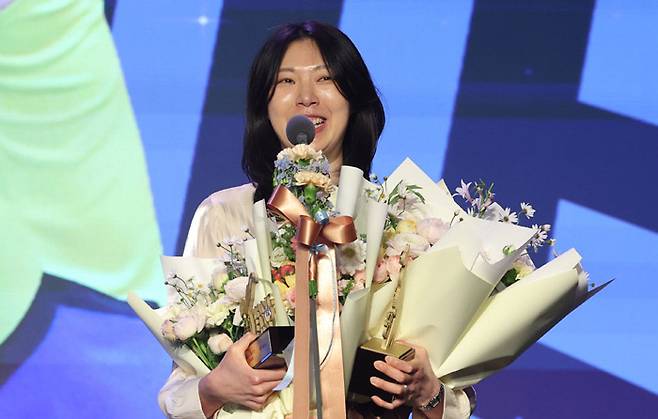 은퇴한 양효진이 13일 서울 그랜드 워커힐 호텔에서 열린 V리그 시상식에서 신기록상을 수상하고 소감을 말하고 있다. 연합뉴스