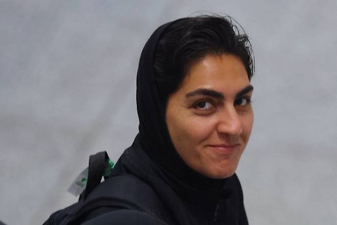 이란 여자 축구대표팀 주장 자흐라 간바리가 지난 3월 16일 말레이시아 세팡 쿠알라룸푸르 국제공항에서 아시안컵 일정을 마친 뒤 출국을 앞두고 있다. EPA