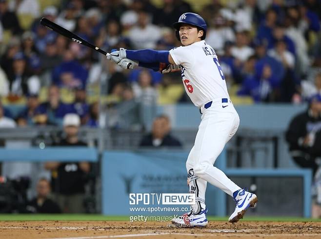 ▲ LA 다저스 김혜성이 지난 13일 텍사스 레인저스전에서 ABS 챌린지에 실패한 뒤 데이브 로버츠 다저스 감독으로부터 공개 저격을 당했다. 이어 14일 뉴욕 메츠전 선발 라인업에서 제외됐다. 미겔 로하스가 대신 유격수로 출전한다.