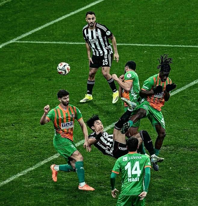 ▲ 프리미어리그 빅클럽이 오현규를 예의주시하고 있다. 페널티박스 안에서 기민한 움직임과 공중볼 다툼 능력, 뛰어난 결정력이 장점인 오현규를 맨체스터 유나이티드와 토트넘 홋스퍼가 눈여겨보고 있다는 소식이다. ⓒ오현규 SNS