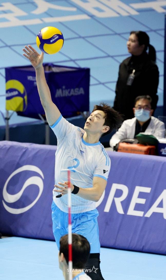 서브하는 한선수의 모습. /사진=강영조 선임기자