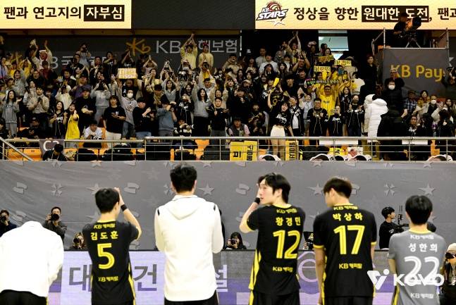 KB손해보험 선수들이 팬들에게 인사하고 있다. /사진=KOVO 제공
