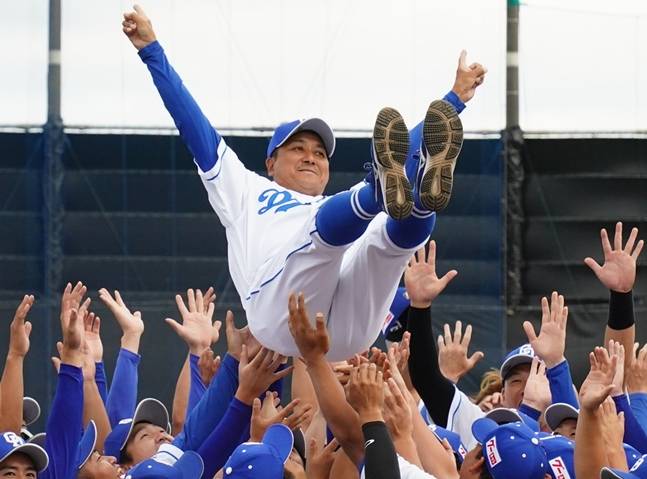 2025시즌 오치아이 당시 주니치 2군 감독이 선수들에게 헹가래를 받고 있다. /사진=주니치 드래곤즈 공식 SNS