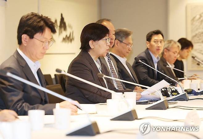 발언하는 정은경 장관 (서울=연합뉴스) 김성민 기자 = 정은경 보건복지부 장관이 14일 서울 중구 컨퍼런스하우스 달개비에서 열린 중동전쟁 대응 보건의료 관계기관 회의에서 발언하고 있다. 2026.4.14 ksm7976@yna.co.kr