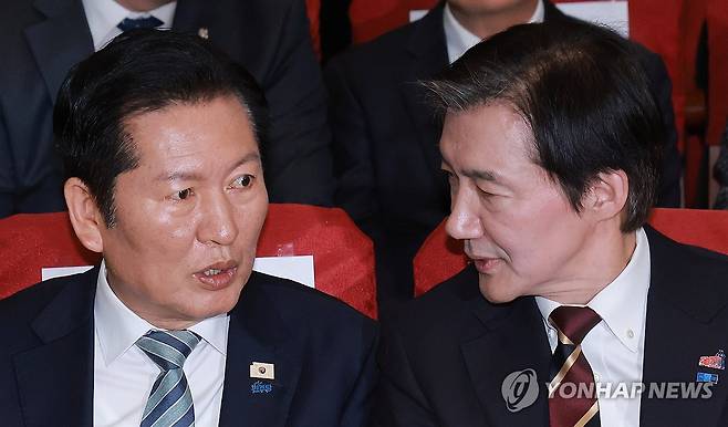 대화하는 더불어민주당 정청래 대표-조국혁신당 조국 대표 (서울=연합뉴스) 신현우 기자 = 더불어민주당 정청래 대표(왼쪽)가 25일 국회의원회관에서 5·18정신헌법전문수록개헌국민추진위원회와 민주당 민형배 의원실이 연 5·18정신 헌법전문수록 촉구 결의대회에 참석해 조국혁신당 조국 대표와 대화하고 있다. 2026.2.25 nowwego@yna.co.kr