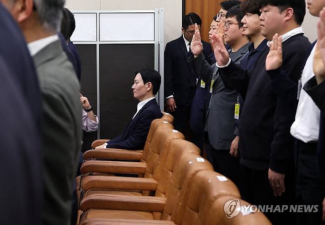 박상용 검사, 또 증인선서 거부 (서울=연합뉴스) 이동해 기자 = 14일 국회 '윤석열 정권 정치검찰 조작기소 의혹 사건 진상규명' 국정조사특별위원회에서 열린 쌍방울 대북 송금 사건 관련 청문회에서 사건을 수사했던 박상용 검사가 증인선서를 거부한 채 증인석에 앉아 있다. 2026.4.14 eastsea@yna.co.kr