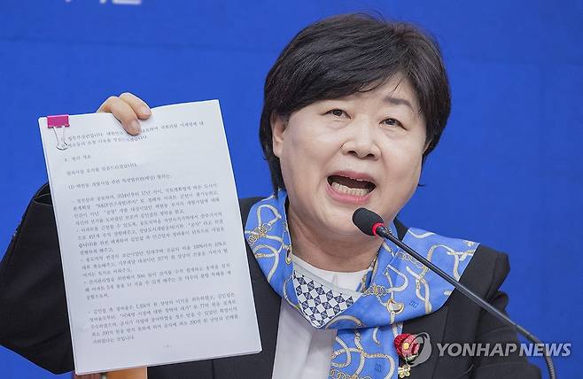 민주당 조작기소 국조특위 중간 보고회 발언하는 서영교 위원장 (서울=연합뉴스) 황광모 기자 = 국회 윤석열 정권 정치검찰 조작기소 의혹 사건 진상규명 국정조사특별위원회 위원장인 더불어민주당 서영교 의원이 13일 국회에서 열린 중간보고회에서 이재명 대통령의 대표 시절 국회에 제출한 체포동의안을 들어 보이며 사건들의 연관성에 대해 설명하고 있다. 2026.4.13 hkmpooh@yna.co.kr