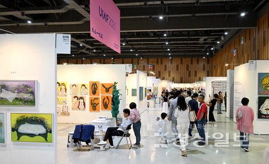 ▲ 올해로 6회째를 맞고 있는 울산국제아트페어가 지난해 행사때 강연에 사용한 책 300부의 구입 대금 400여만원을 10개월째 미지급하는 등 재정난에 시달리고 있는 것으로 전해졌다. 사진은 지난해 열린 울산국제아트페어 행사장 전경.