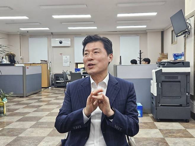 구자근 경북도당위원장이 15일 오후 국민의힘 경북도당에서 공천관리위원회 회의를 마친 후 취재진을 만나 백브리핑을 진행하고 있다.