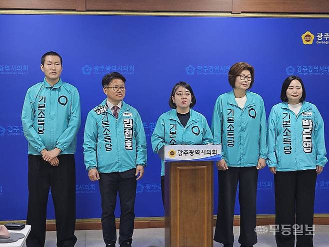 용혜인 기본소득당 대표가 15일 광주시의회 브리핑룸에서 기자회견을 열고 오는 6월 광주 광산을 국회의원 보궐선거에 후보를 내겠다고 밝히고 있다. 박찬 기자