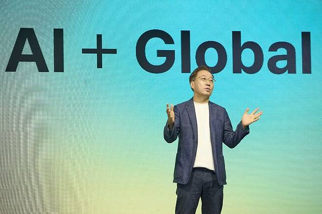 윤호영 카카오뱅크 대표가 지난 8일 페어몬트 앰배서더 서울에서 스테이블 코인 발행을 비롯한 올해 경영전략과 방향성에 대해 발표하고 있다. / 사진=카카오뱅크