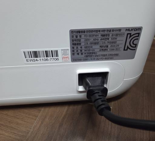 뒷면 전원선을 굴절식으로 바꾸면 공간을 3~4cm 정도 더 효율적으로 활용할 수 있을 것 같다. /사진=김승호 기자