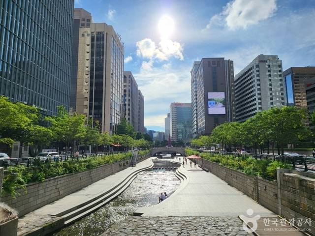 청계천 한국관광공사 제공.