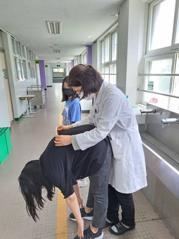 척추측만증 검진을 받고 있는 모습. ⓒ강북구