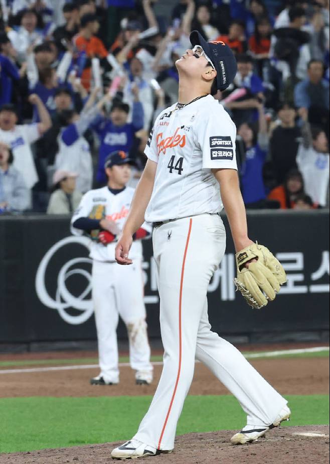 14일 대전 한화생명볼파크에서 열린 2026 신한 SOL KBO리그 삼성 라이온즈와 한화 이글스의 경기. 9회초 한화 김서현이 역전을 허용하며 하늘을 바라보고 있다. 사진=뉴스1