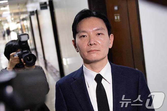 '쌍방울 대북 송금' 사건을 수사했던 박상용 검사가 14일 서울 여의도 국회에서 열린 제434회 국회(임시회) 윤석열 정권 정치검찰 조작기소 의혹 사건 진상규명 국정조사특별위원회 쌍방울 대북송금 조작기소 의혹 사건 청문회에 출석해 증인 선서를 거부한 후 퇴장해 대기장소로 이동하고 있다. 2026.4.14 ⓒ 뉴스1 유승관 기자