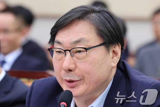 이화영 전 경기도 평화부지사가 14일 서울 여의도 국회 윤석열정권정치검찰조작기소의혹사건진상규명국정조사특별위원회에서 열린 쌍방울 대북송금 조작기소 의혹 사건 청문회에서 발언을 하고 있다. 2026.4.14 ⓒ 뉴스1 신웅수 기자