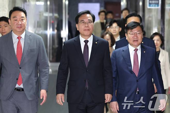 송언석 국민의힘 원내대표가 14일 서울 여의도 국회에서 열린 원내대책회의에 참석하고 있다. 2026.4.14 ⓒ 뉴스1 신웅수 기자